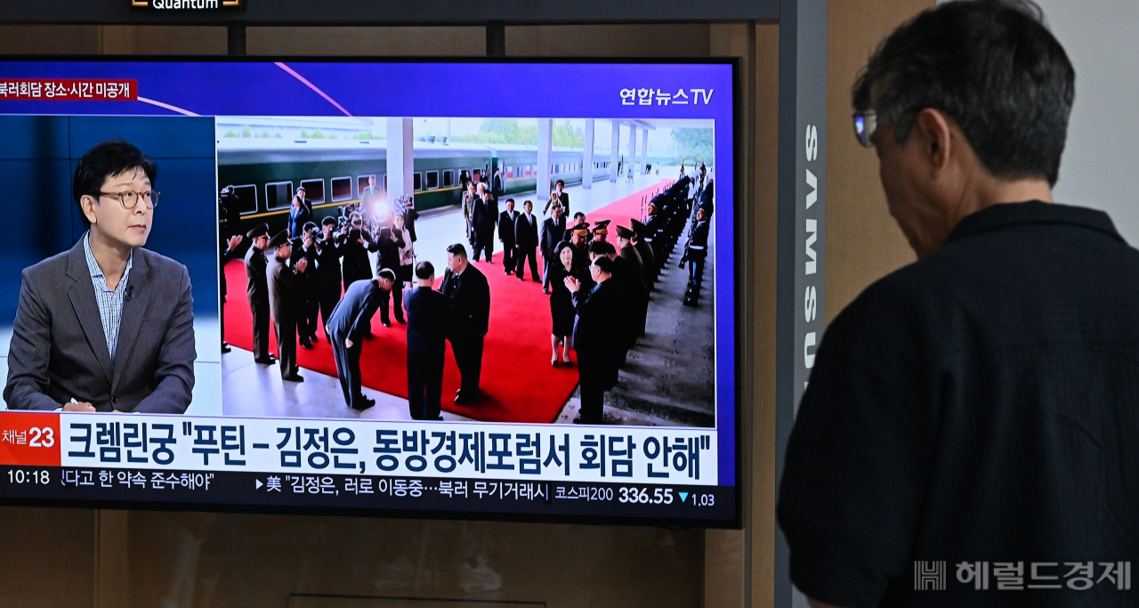 조선중앙통신이 김정은 북한 국무위원장의 러시아 방문을 보도한 가운데 12일 서울 용산구 서울역 대합실에서 한 시민이 관련 뉴스를 시청하고 있다. 임세준 기자