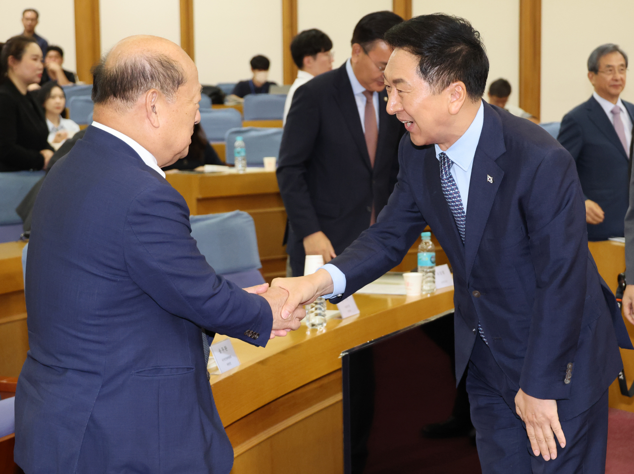 김기현 국민의힘 대표와 송두환 국가인권위원장이 지난 8일 국회에서 열린 ‘유엔 강제실종방지협약 토론회’에서 인사하고 있다. [연합]