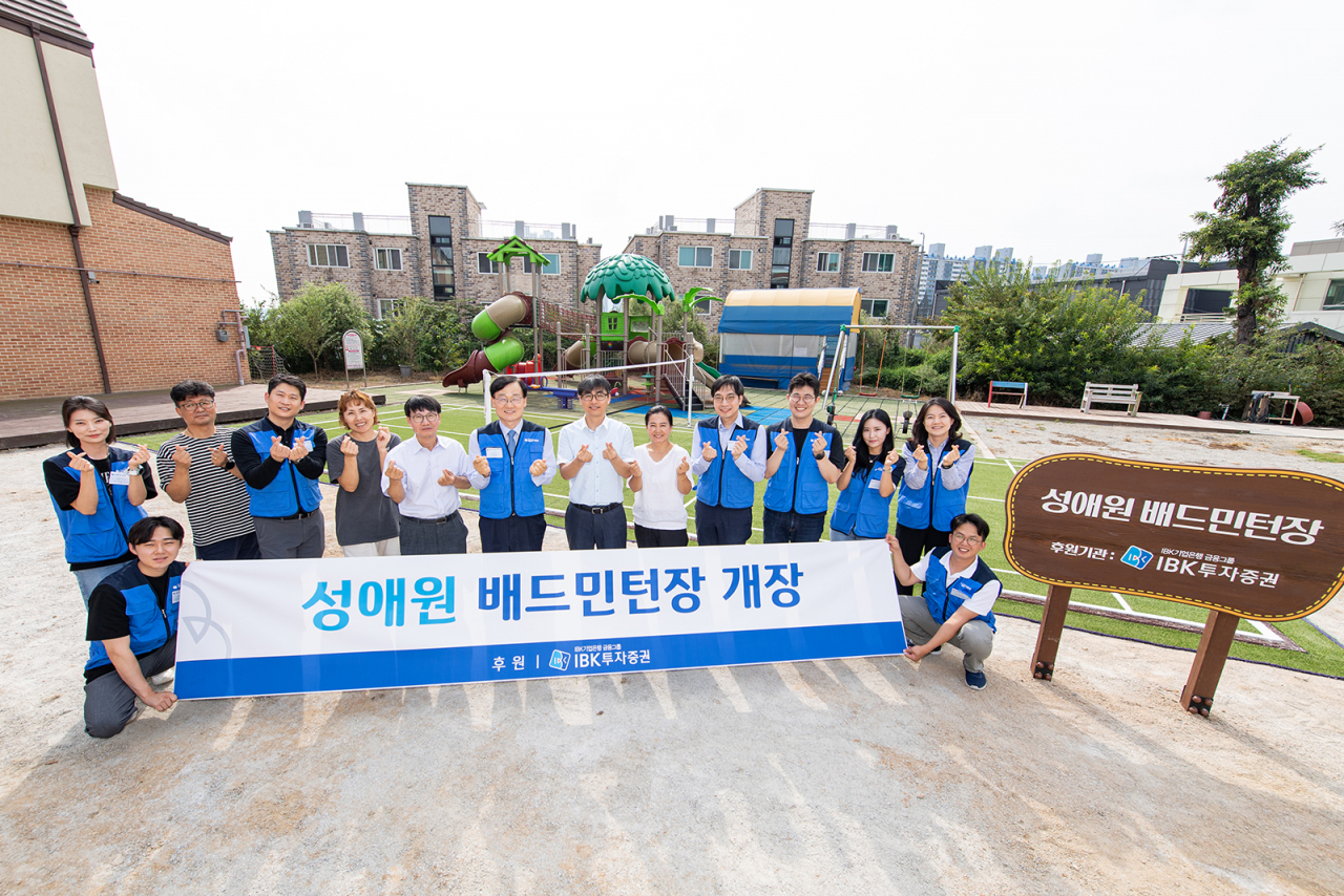 지난 12일 경기도 이천 성애원에서 이기봉(왼쪽) 성애원 원장, 서정학(가운데) IBK투자증권 대표이사, 강민철(오른쪽) 성애원 사무국장과 IBK투자증권 나눔봉사단원들이 성애원 배드민턴장 개장식을 갖고 기념촬영을 하고 있다. [IBK투자증권]
