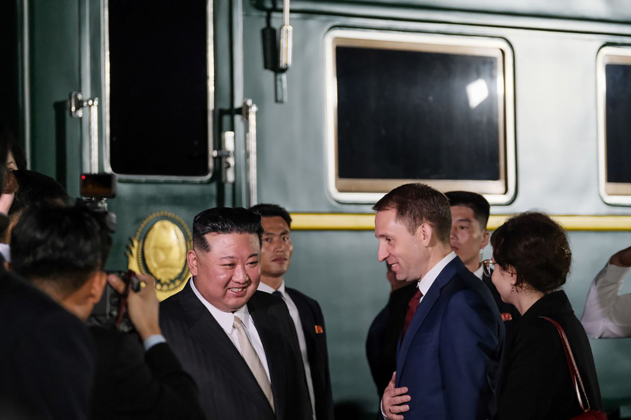 김정은 북한 국무위원장이 12일 러시아 연해주 하산역에 도착해 안렉산드르 코즐로프 러시아 천연자원부 장관과 대화하고 있다. [UPI]