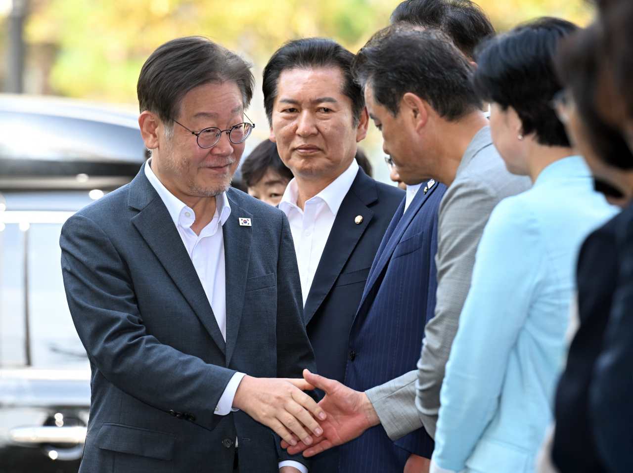 이재명 더불어민주당 대표가 '쌍방울 그룹 대북 송금' 의혹 관련 피의자 신분으로 조사를 받기 위해 12일 오후 경기도 수원시 영통구 수원지방검찰청으로 출석하며 의원들과 인사하고 있다. [연합]