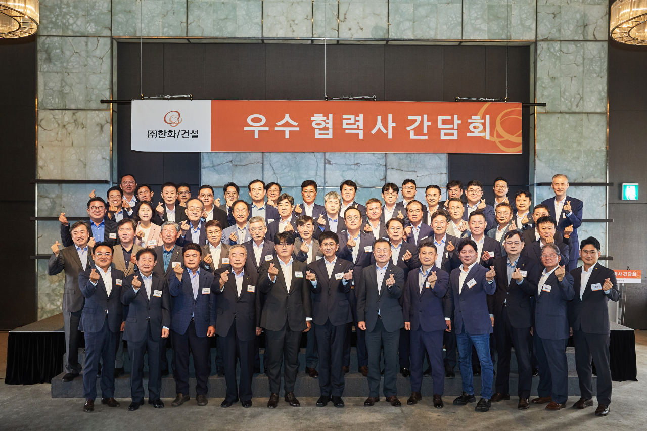 ㈜한화 건설부문이 지난 12일 서울 중구 더플라자 호텔에서 43개 협력사와 간담회를 가지고 기념촬영을 하고 있다. [㈜한화 건설부문 제공]