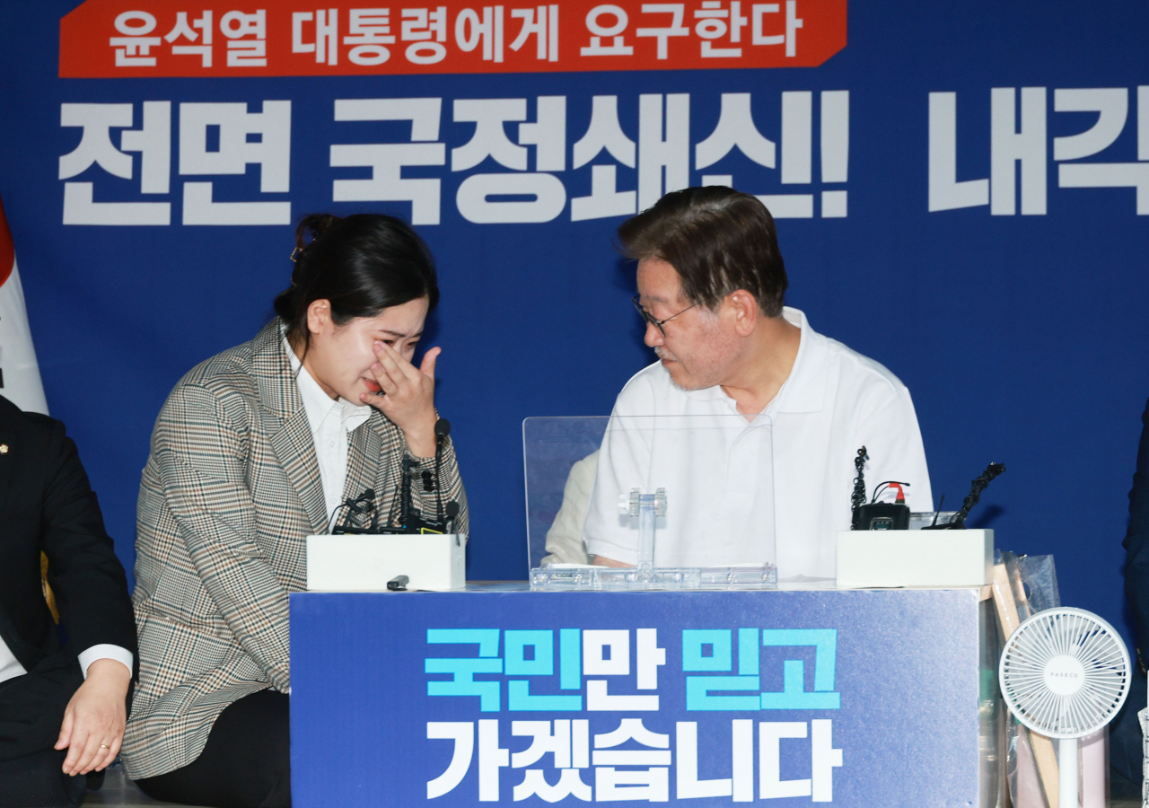 이재명 더불어민주당 대표가 11일 국회 본청 앞 단식농성 천막에서 박지현 전 더불어민주당 공동비대위원장과 이야기를 나누고 있다. [연합]