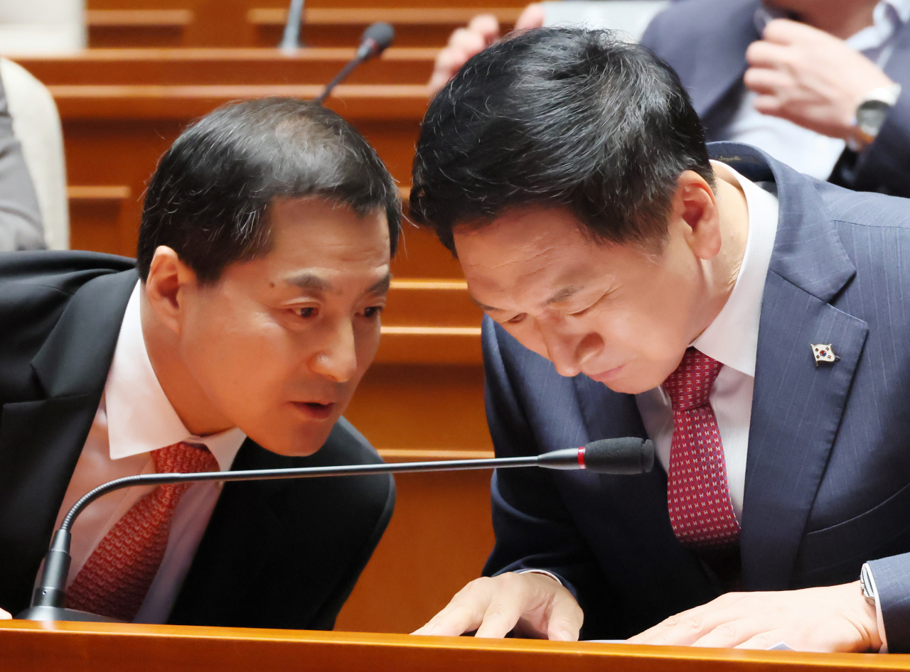 김기현 국민의힘 대표가 11일 국회에서 열린 의원총회에서 박대출 정책위의장과 대화하고 있다. [연합]