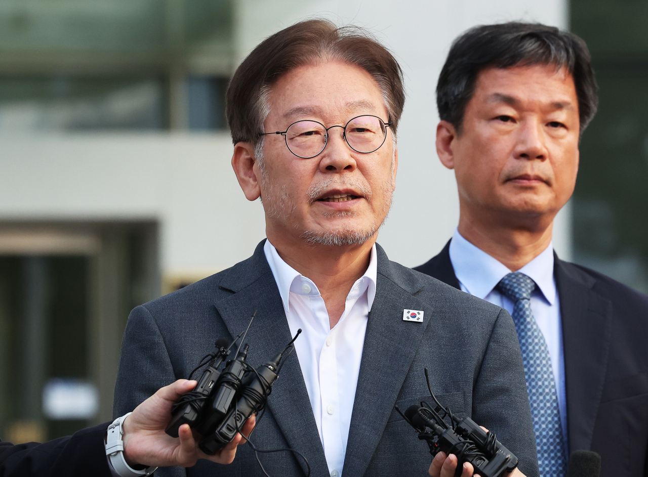 이재명 더불어민주당 대표가 12일 오후 경기도 수원시 영통구 수원지방검찰청에서 '쌍방울 그룹 대북 송금' 의혹 관련 조사를 마치고 나와 취재진 질문에 답하고 있다. [연합]