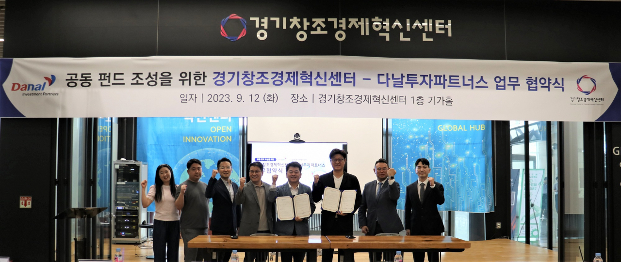 최병우 다날투자파트너스 대표이사(오른쪽 세번째)와 김원경 경기창조경제혁신센터 센터장(오른쪽 네번째), 양사 임직원들이 업무 협약식을 마친 뒤 기념 촬영을 하고 있다. [다날 제공]