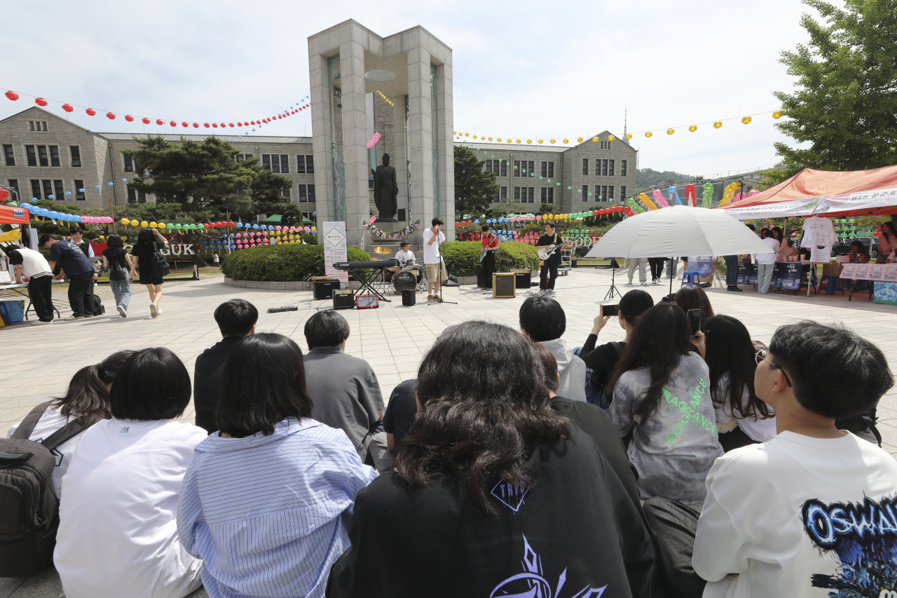 2023 동국대학교 봄 백상대동제가 열린 지난 5월 서울 중구 동국대학교 팔정도에서 학생들이 축제를 즐기고 있다. 기사와 직접적인 관련이 없는 사진 [뉴시스]