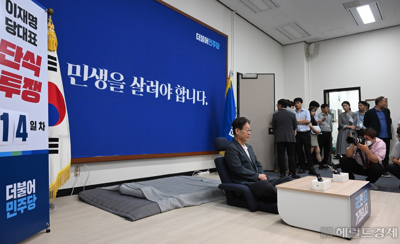 14일째 단식농성을 이어가고 있는 이재명 더불어민주당 대표가 13일 오전 서울 여의도 국회 당대표 회의실 앉아 있다. 이상섭 기자
