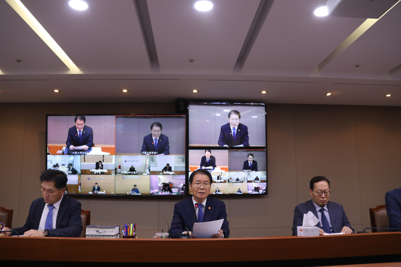 이정식 고용노동부 장관이 13일 서울고용노동청에서 실·국장, 8개 지방청장 등 주요 지방관서장이 참석하는 ‘추석 민생현안 점검 회의’에서 발언하고 있다. [고용노동부 제공]