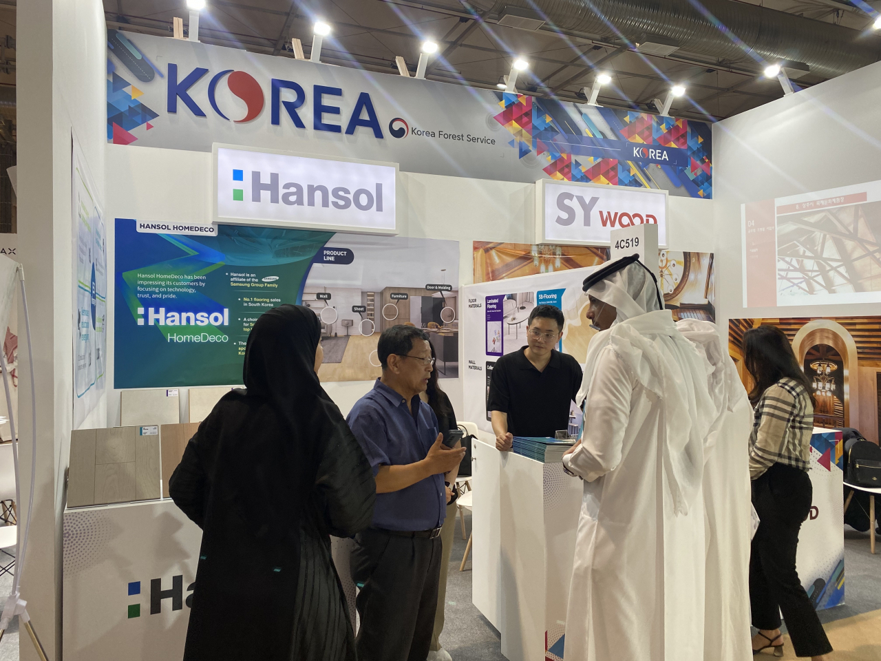 지난 10일~12일까지 사우디아라비아 리야드에서 열린 2023 인테리어 산업전(INDEX SAUDI ARABIA)에 참여한 한솔홈데코가 현지에서 바이어와 수출상담을 하고 있다.