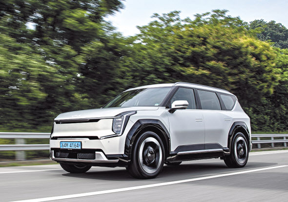 기아 브랜드 사상 첫 대형 전기 SUV ‘EV9’ 주행 모습 [기아 제공]