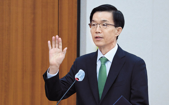 방문규 산업통상자원부 장관 후보자가 13일 오전 서울 여의도 국회에서 열린 산업통상자원부 장관 인사청문회에서 선서를 하고 있다. 이상섭 기자