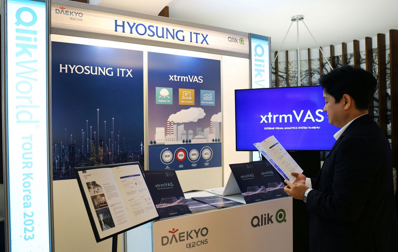 클릭월드 참관자가 효성ITX 전시관에서 익스트림VAS(시각분석시스템)에 대한 소개자료를 보고 있다. [효성 제공]