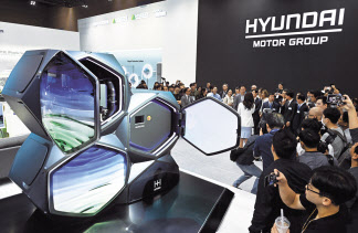 수소산업 전문 전시회 ‘H2 MEET 2023’가 열린 13일 경기도 고양시 킨텍스에서 현대자동차그룹 부스를 방문한 관람객이 수소전지모듈을 살펴보고 있다. 고양=임세준 기자