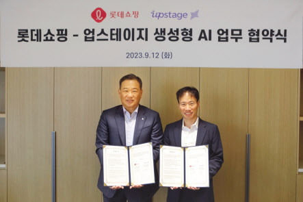 김상현(왼쪽) 롯데그룹 유통군HQ 총괄대표 겸 롯데쇼핑 대표(부회장)와 김성훈 업스테이지 대표가 12일 업무협약 직후 기념촬영을 하고 있다. [롯데쇼핑 제공]