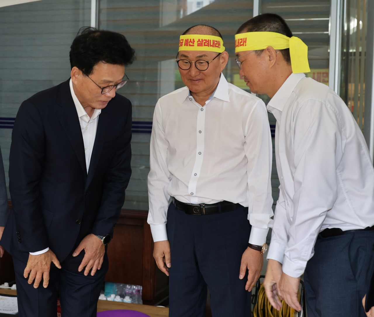 박광온 더불어민주당 원내대표(왼쪽)가 13일 전북도의회를 찾아 새만금 SOC 예산 삭감에 항의하며 단식 중인 임승식(가운데)·김성수 전북도의원을 격려하고 있다. [연합]