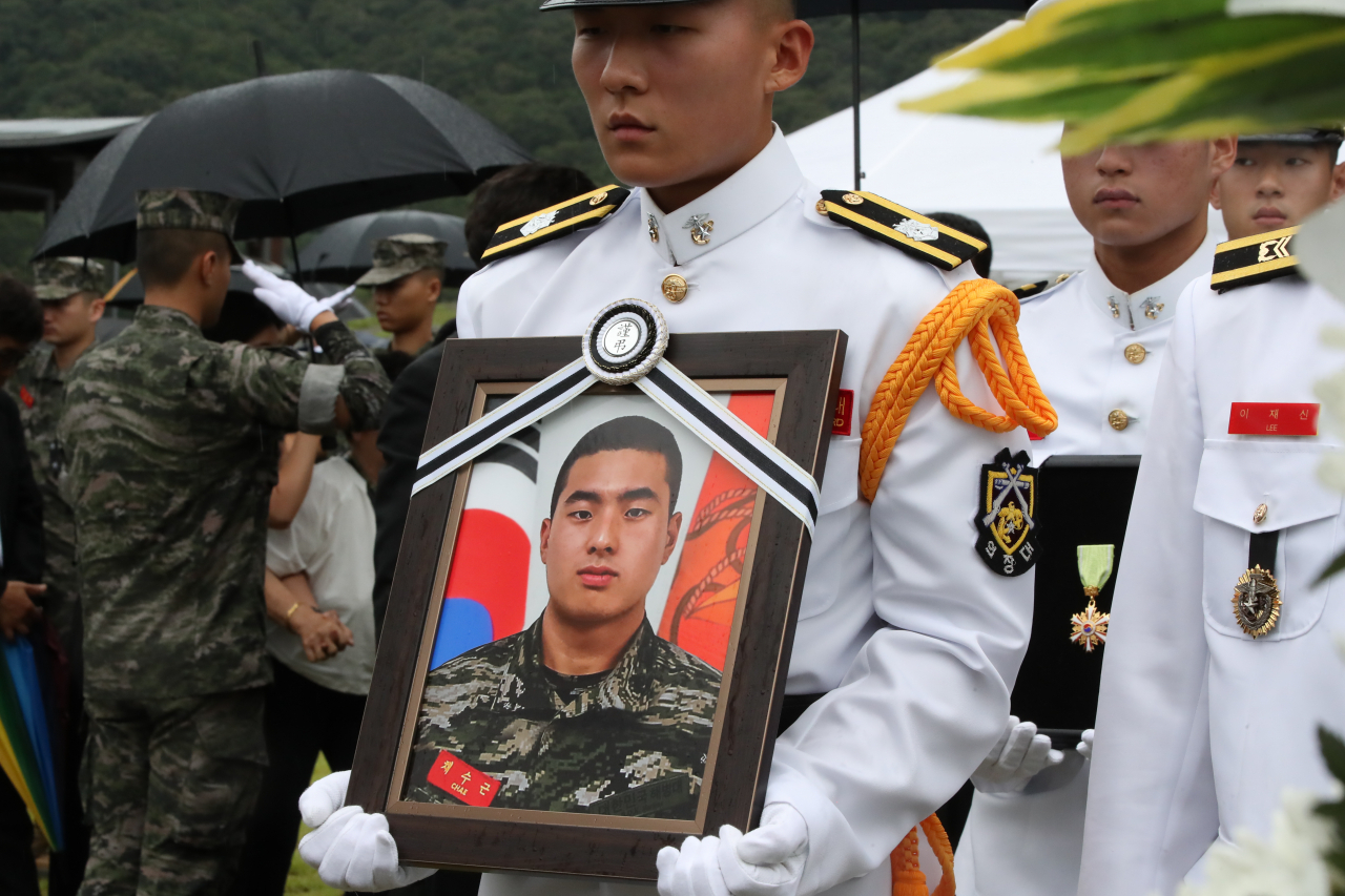 채모 상병의 안장식이 지난 7월 22일 오후 국립대전현충원에서 거행되고 있다. 채 상병은 지난 19일 경북 예천 내성천에서 실종자를 수색하던 중 급류에 휩쓸려 숨졌다. [연합]
