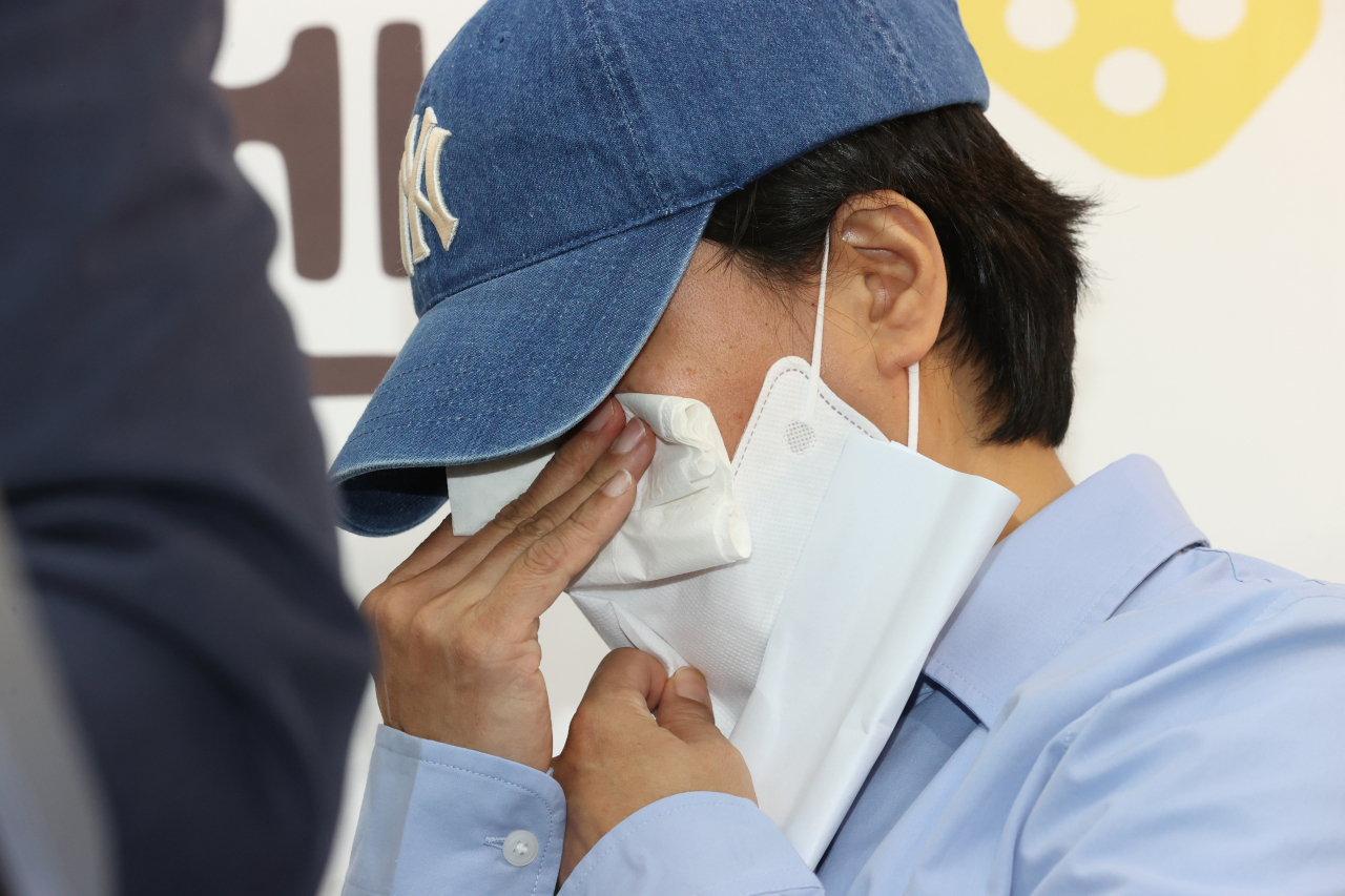 13일 오전 서울 마포구 군인권센터에서 열린 '해병대 실종자 수색 사고 생존자 가족의 임성근 해병1사단장 고발 기자회견'에서 피해자 어머니가 눈물을 닦고 있다. [연합]