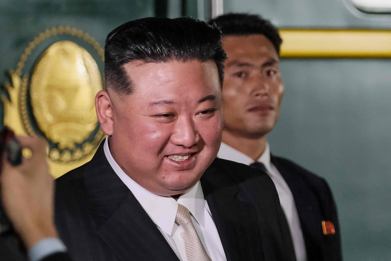 김정은 북한 국무위원장(왼쪽)이 12일(현지시간) 북한과 러시아 접경지역에 있는 러시아 연해주 하산역에 도착하고 있다. 김 위원장은 최선희 외무상과 리병철 당 중앙군사위원회 부위원장 등 주요 간부와 이번 러시아 방문길에 동행했다. [연합]