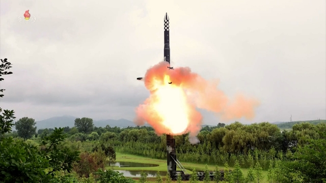 북한이 공개한 대륙간탄도미사일(ICBM) 화성-18형의 시험발사 영상. [조선중앙TV 화면]