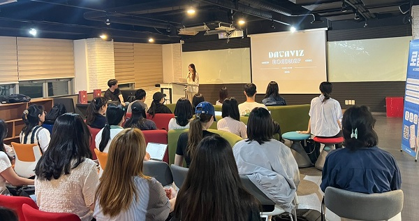 〈사진설명: 전서연 강사가 강의를 이어가고 있다〉
