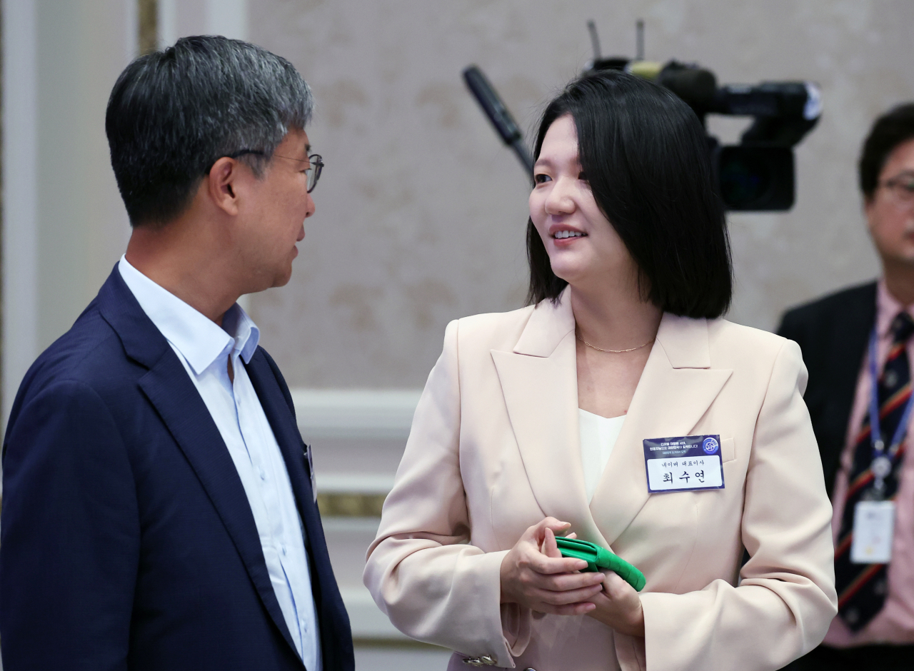 최수연 네이버 대표이사(오른쪽)가 13일 청와대 영빈관에서 열린 제20차 비상경제민생회의 겸 대한민국 초거대 AI 도약 회의에 참석하고 있다. [연합]