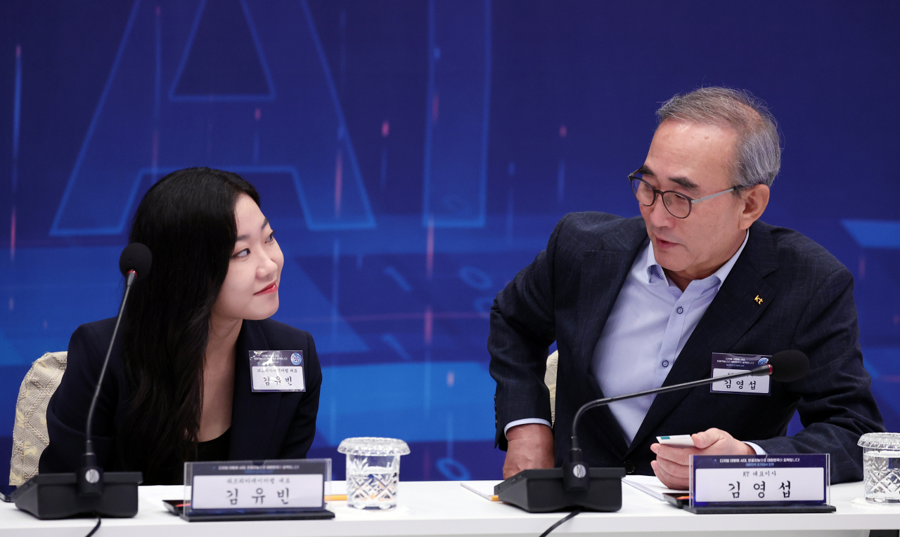 김영섭 KT 대표이사(오른쪽)가 13일 청와대 영빈관에서 열린 제20차 비상경제민생회의 겸 대한민국 초거대 AI 도약 회의에 참석하고 있다. [연합]