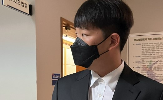 지난 5월 롯데 자이언츠 전 투수 서준원이 부산지법에서 열린 아동·청소년의 성보호에 관한 법률 위반 등 혐의에 대한 본인의 첫 재판 이후 법정을 나서고 있다. [연합뉴스]