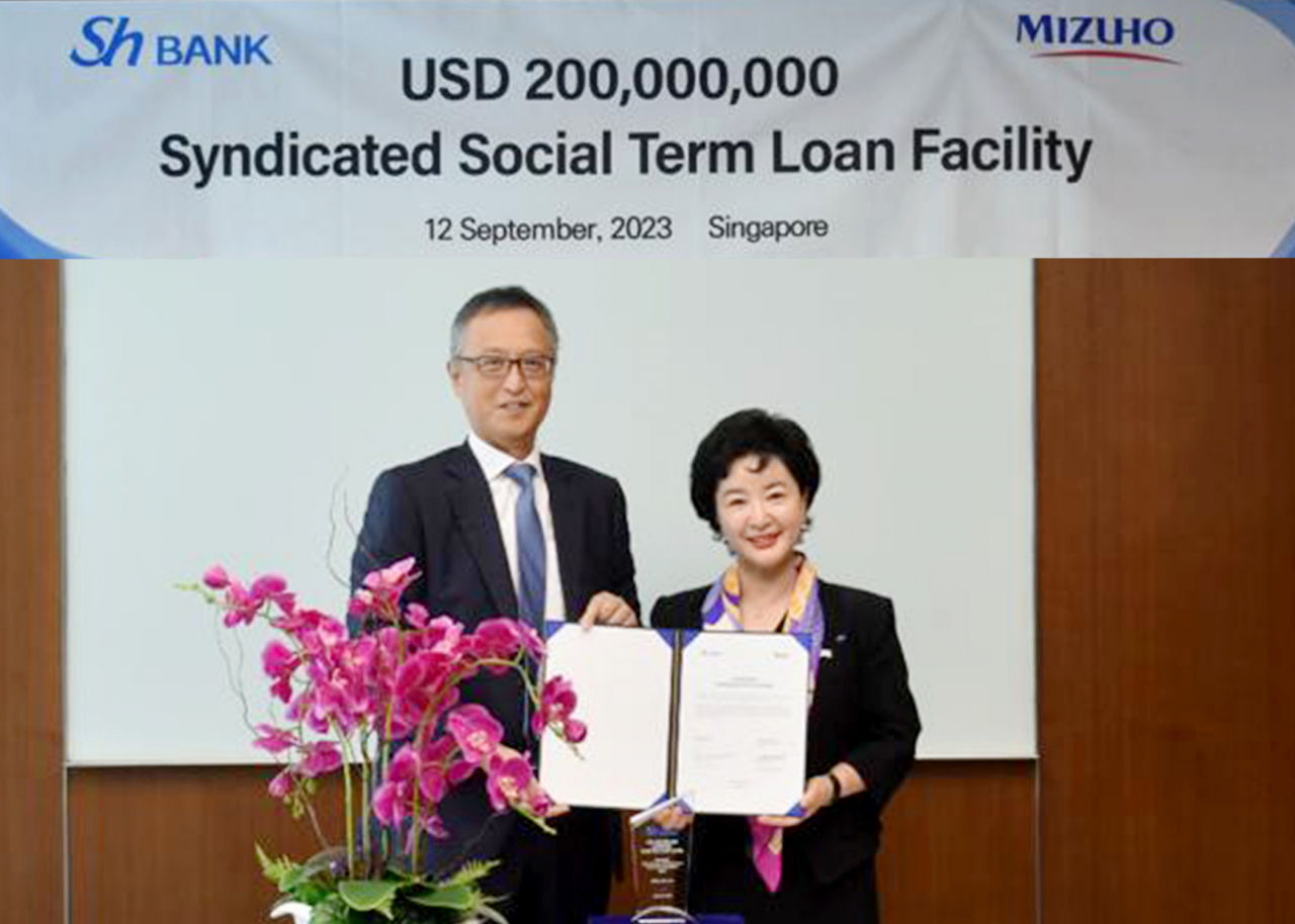 Sh수협은행은 12일 지속가능연계차입(Sustainability Linked Loan) 형태의 외화 신디케이티드론 약정을 체결했다고 13일 밝혔다. 강신숙 수협은행 은행장(오른쪽)과 쿠보타 야수히로 미즈호은행 아시아태평양 대표가 협약서에 서명한 후 기념촬영을 하고 있다. [사진=수협은행]