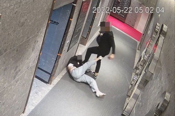 지난해 5월22일 부산 진구 서면 한 오피스텔에서 발생한 돌려차기 사건.