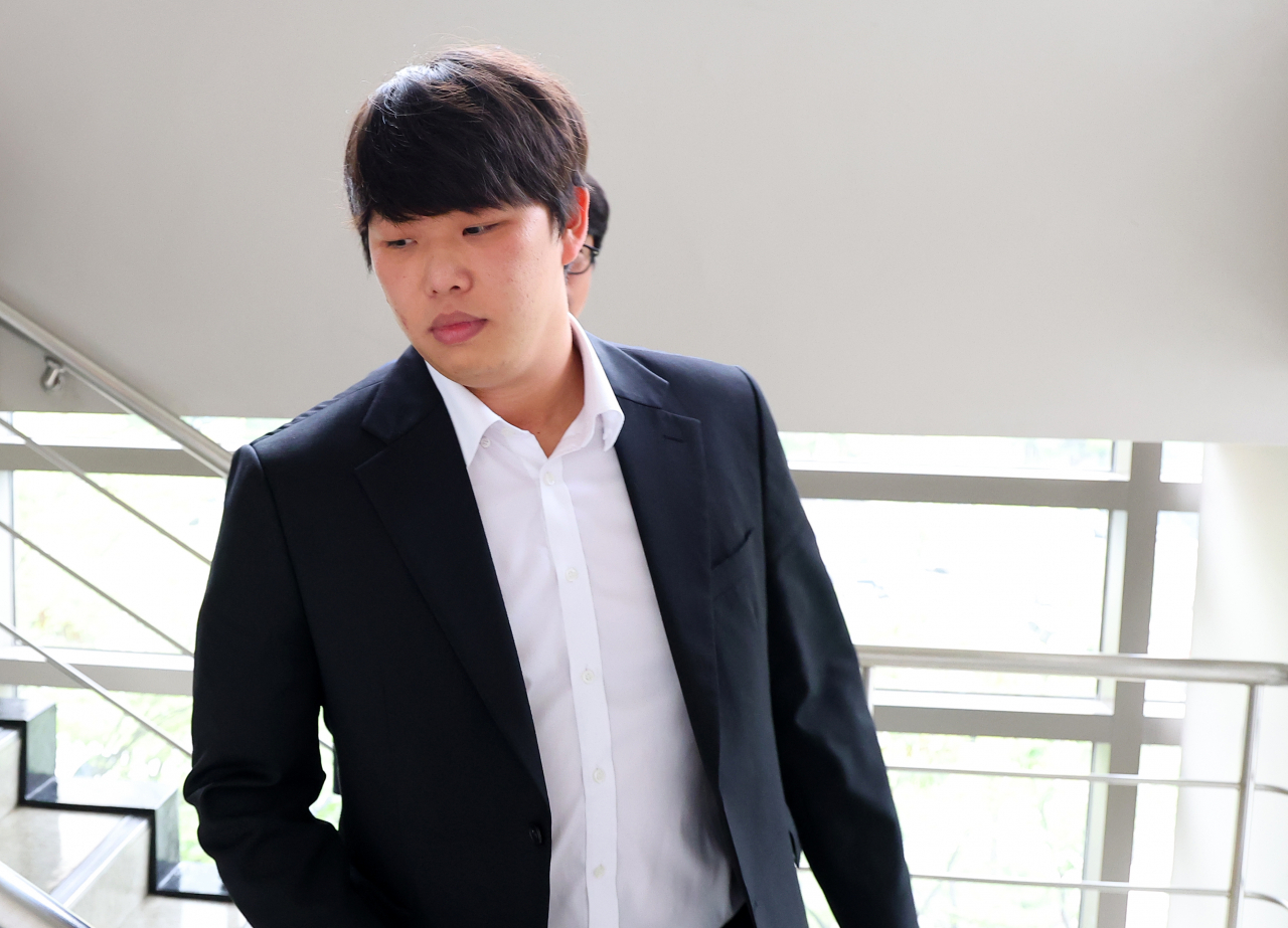 미성년자 성착취물을 제작한 혐의로 재판에 넘겨진 전 롯데자이언츠 투수 서준원이 13일 오후 부산지방법원에서 열린 선고공판에 참석한 뒤 법원을 나서고 있다. 서준원은 징역 3년에 집행유예 5년을 선고받았다. 연합뉴스