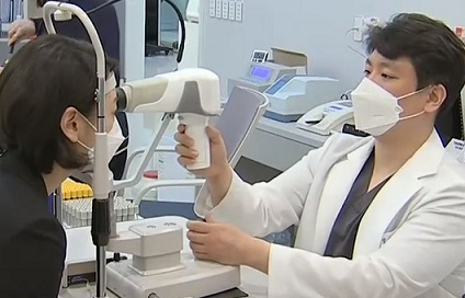 인천 송도의 한 안과에서 의료인공지능 ‘위스키’를 활용해 진료를 하고 있다. [회사 제공]