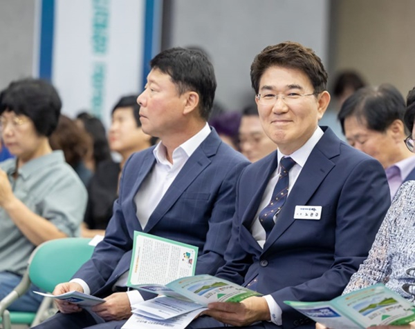 지난 4일 순천만국제습지센터 컨퍼런스홀에서 열린 양성평등 주간 행사에서 노관규 시장이 웃음기를 띠며 카메라를 빤히 쳐다보고 있다. [순천시 제공]