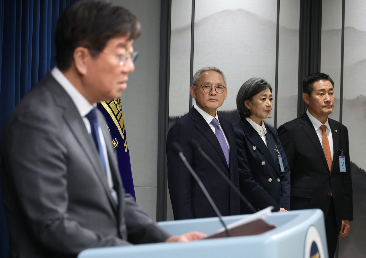 유인촌 문화체육관광부 장관 후보자(왼쪽 두 번째부터), 김행 여성가족부 장관 후보자, 신원식 국방부 장관 후보자가 13일 서울 용산 대통령실 청사에서 열린 김대기 대통령 비서실장(왼쪽)의 2차 개각 발표 브리핑에 배석하고 있다. [연합]
