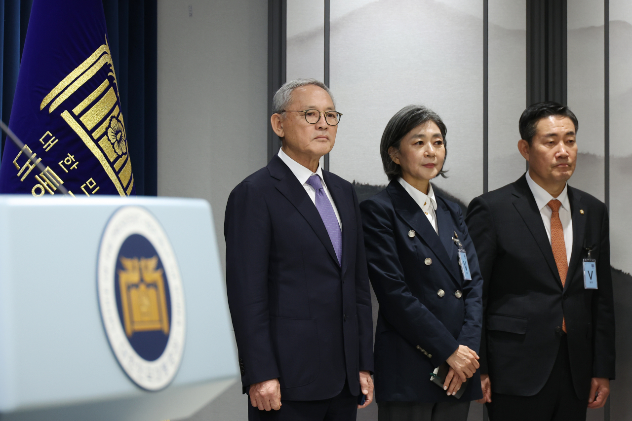 유인촌 문화체육관광부 장관 후보자(왼쪽부터), 김행 여성가족부 장관 후보자, 신원식 국방부 장관 후보자가 13일 서울 용산 대통령실 청사에서 열린 김대기 대통령 비서실장의 2차 개각 발표 브리핑에 배석하고 있다. [연합]