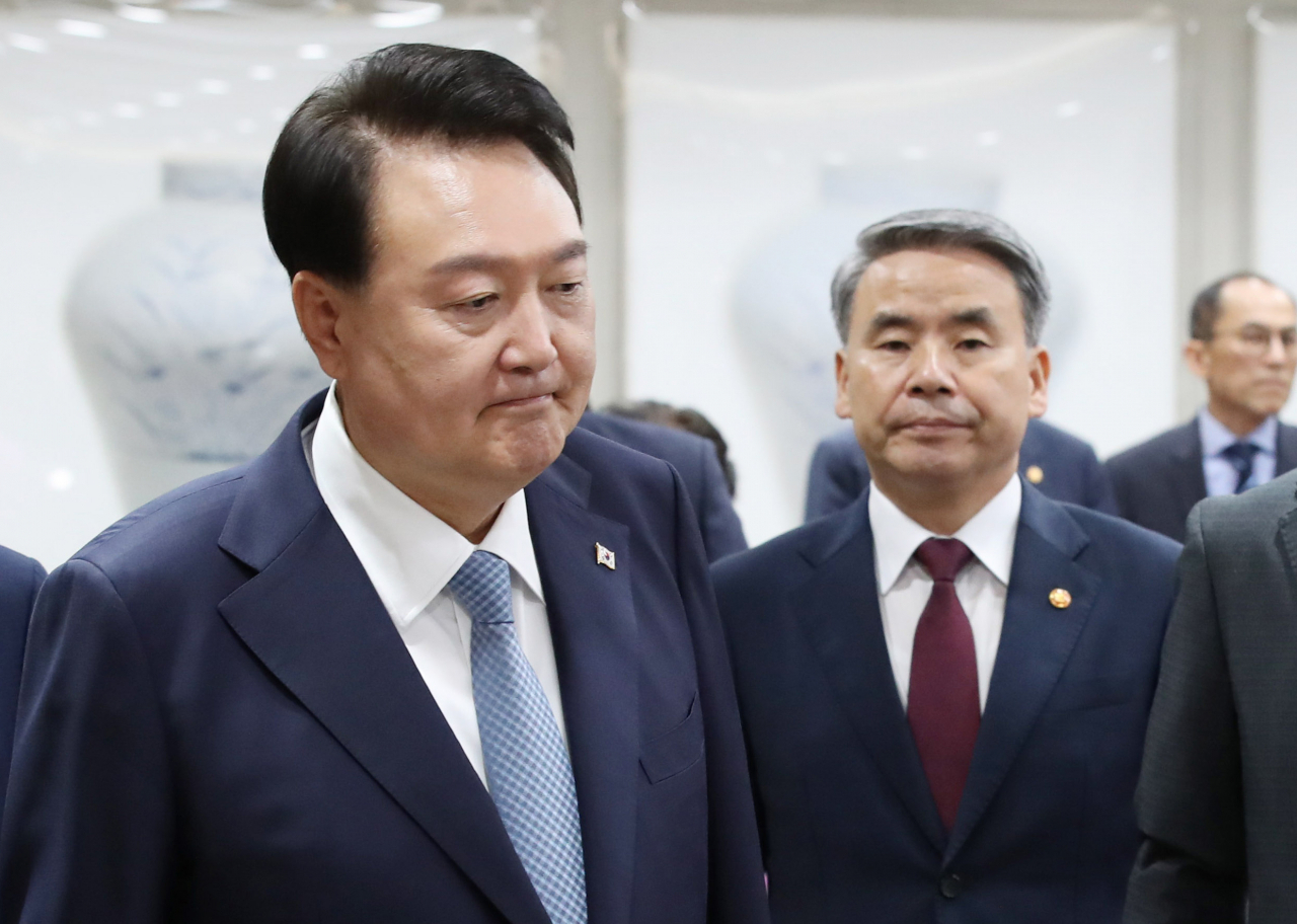 윤석열 대통령이 지난 12일 서울 용산 대통령실 청사에서 열린 국무회의에 입장하고 있다. 오른쪽은 이종섭 국방부 장관. [연합]