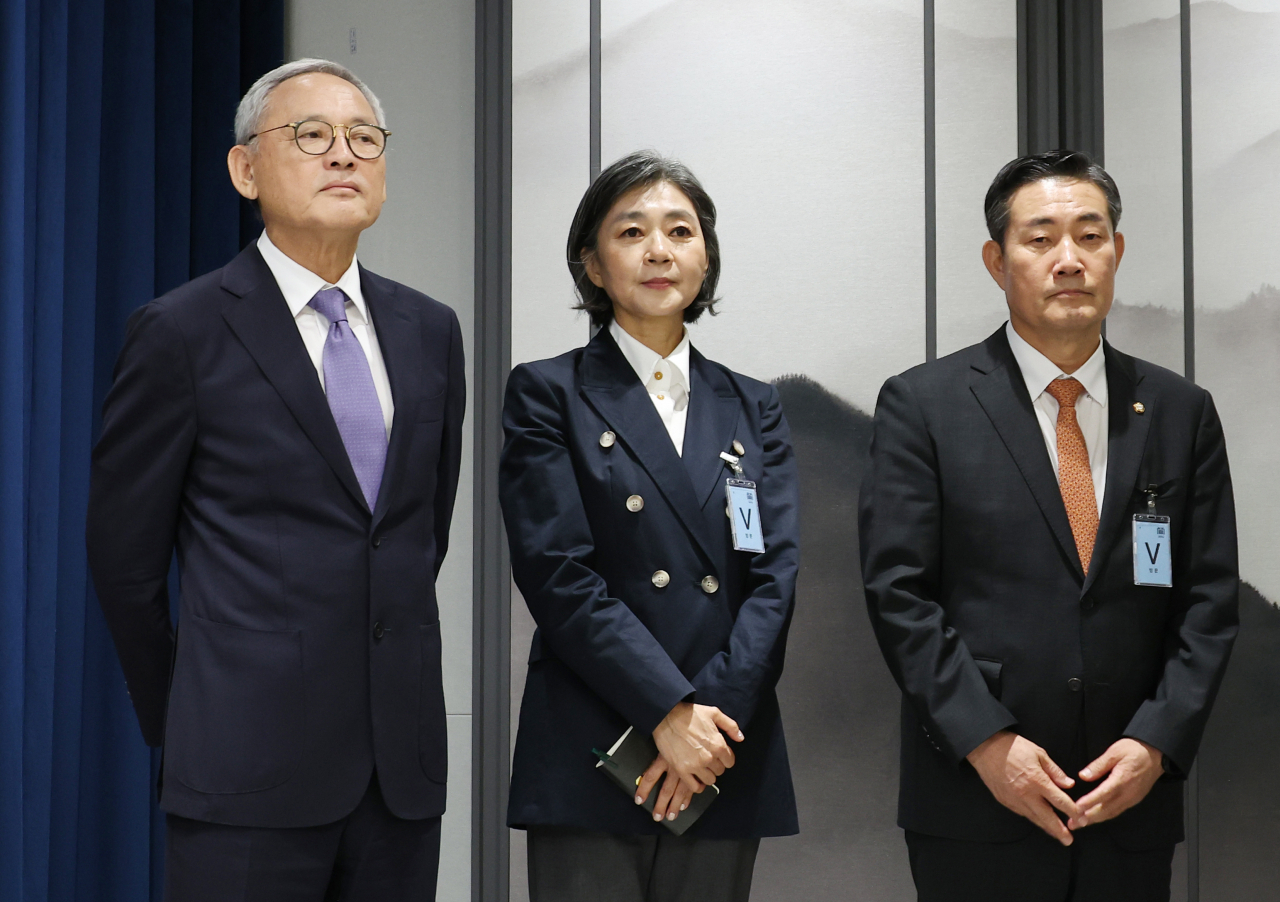 유인촌 문화체육관광부 장관 후보자(왼쪽부터), 김행 여성가족부 장관 후보자, 신원식 국방부 장관 후보자가 13일 서울 용산 대통령실 청사에서 열린 김대기 대통령 비서실장의 2차 개각 발표 브리핑에 배석하고 있다. [연합]