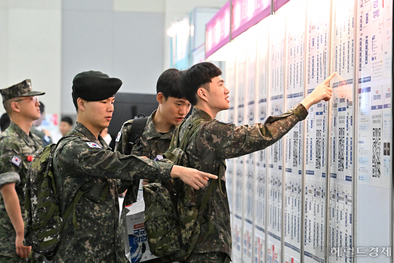 2023 국군장병 취업박람회가 열린 13일 경기도 고양시 킨텍스에서 장병들이 채용공고 게시판을 살펴보고 있다. 국방부는 전역장병들의 안정적인 사회진출을 지원하기 위해 매년 박람회를 개최하고 있다. 고양=임세준 기자