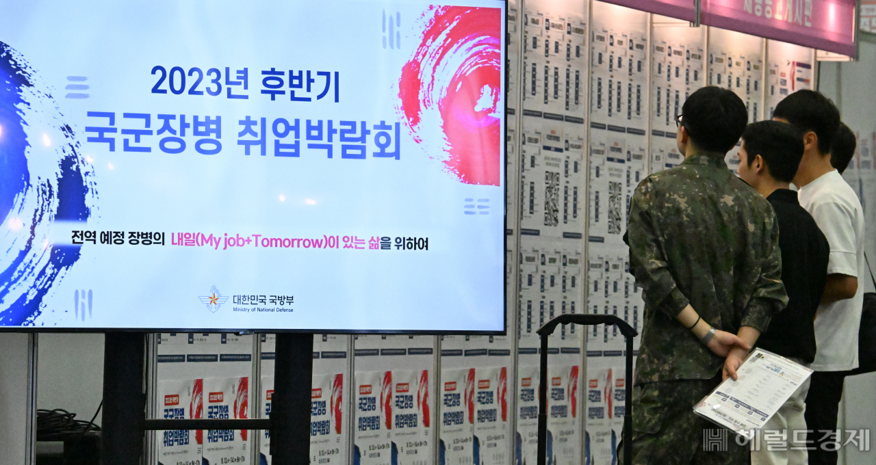 지난 13일 2023 국군장병 취업박람회가 열린 경기도 고양시 킨텍스에서 장병들이 채용공고 게시판을 살펴보고 있다. 국방부는 전역장병들의 안정적인 사회진출을 지원하기 위해 매년 박람회를 개최하고 있다. 고양=임세준 기자
