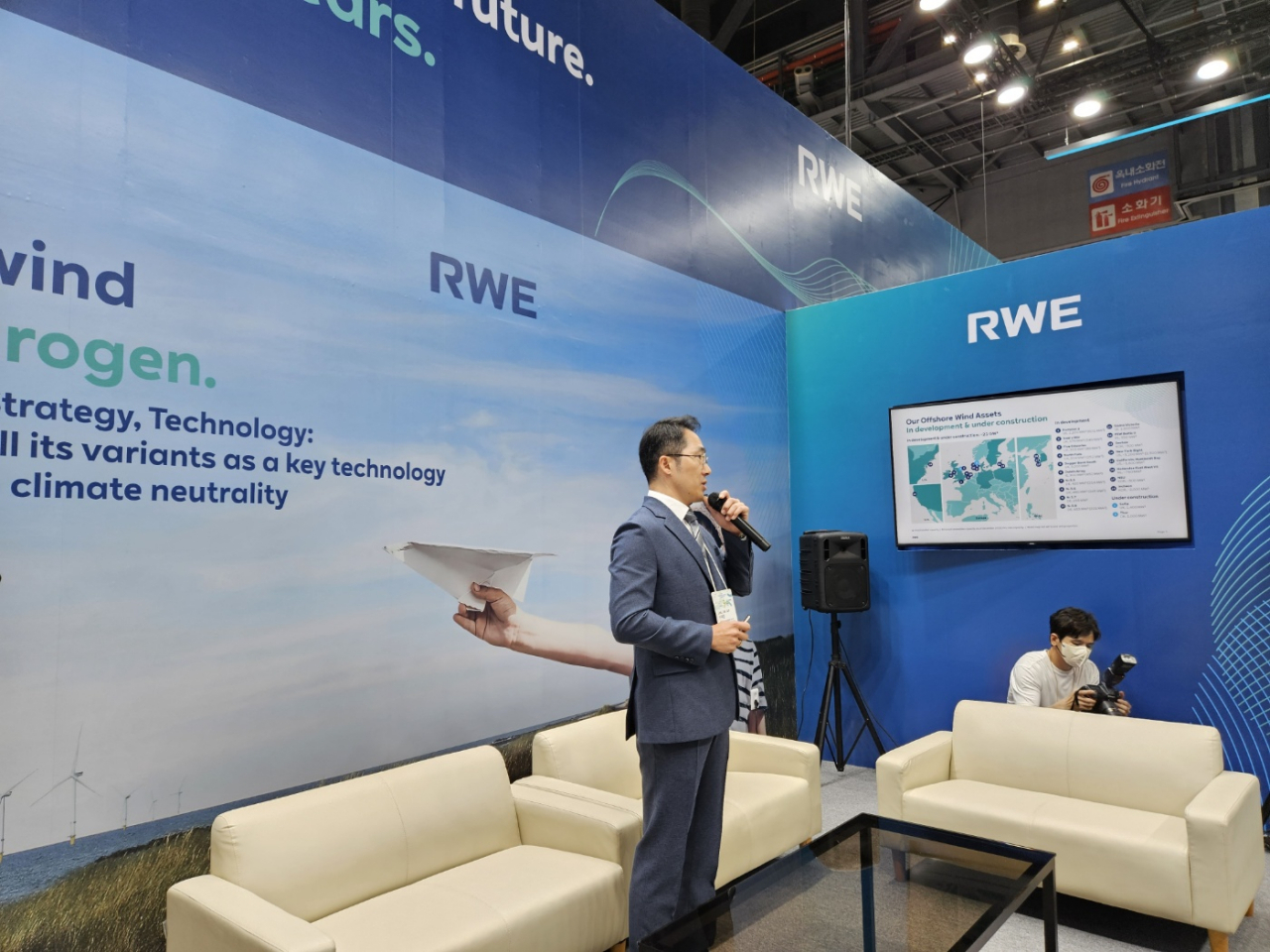 RWE 부스에서 관계자가 사업 현황을 설명하고 있다. 이번 전시회에서 RWE는 코오롱그룹과 업무협력(MOU)을 체결했다. [김지윤 기자]