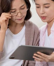 디지털기기 사용으로 중년안 진행이 예년보다 크게 앞당겨졌다. [케미렌즈 제공]