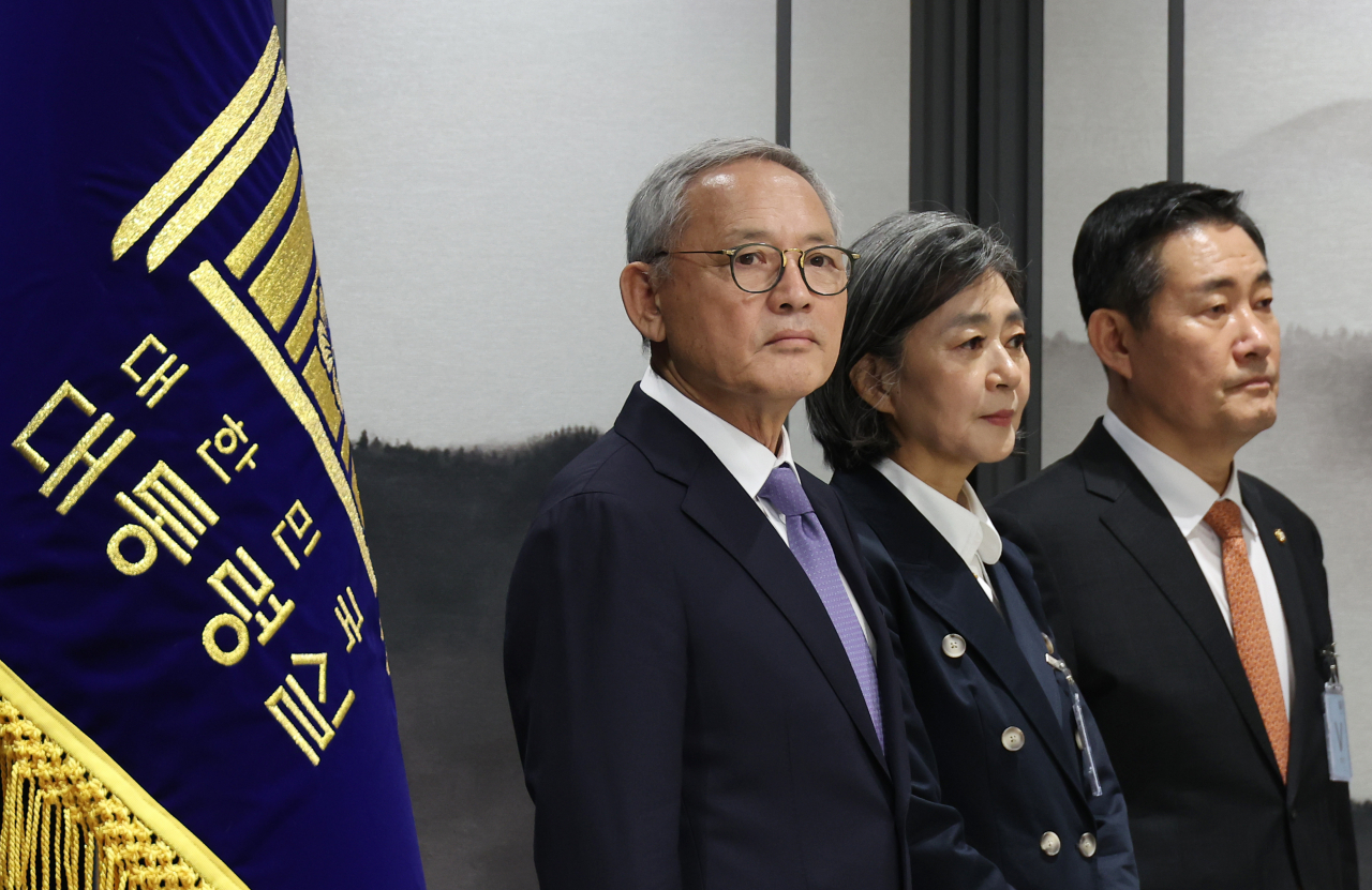 유인촌 문화체육관광부 장관 후보자(왼쪽부터), 김행 여성가족부 장관 후보자, 신원식 국방부 장관 후보자가 13일 서울 용산 대통령실 청사에서 열린 김대기 대통령 비서실장의 2차 개각 발표 브리핑에 배석하고 있다. [연합]