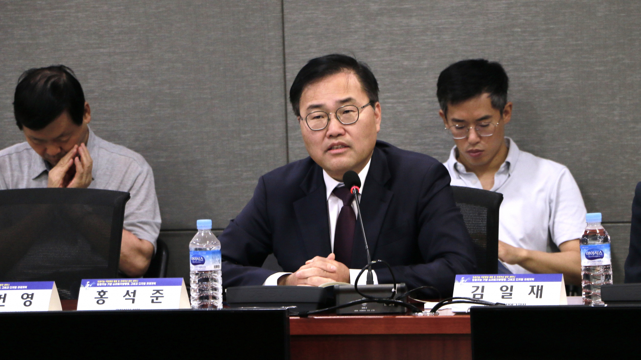홍석준 국민의힘 의원이 13일 오전 국회에서 열린 ‘인공지능 지방행정 활용 및 규제개선 방안 세미나’에서 개회사를 하고 있다. [홍석준 의원실 제공]