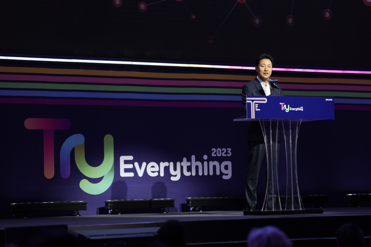 Seoul Mayor Oh Se-hoon delivers his welcoming remarks at the Seoul Metropolitan Government's global startup festival, "Try Everything," Wednesday at Dongdaemun Design Plaza in eastern Seoul. (Yonhap)