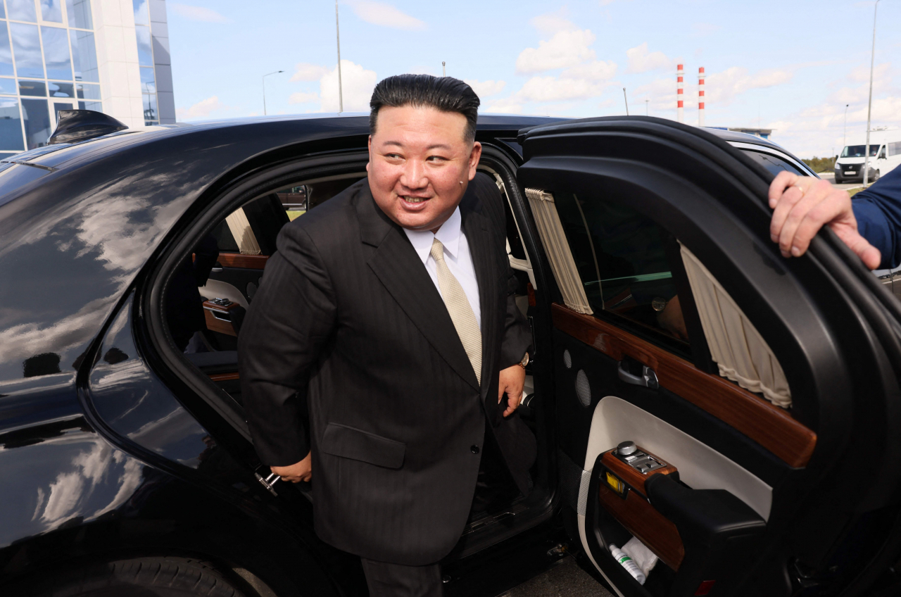 김정은 북한 국무위원이 13일(현지시간) 러시아 아무르주 보스토치니 우주기지를 방문하고 있다. 약 4년 만에 방러한 김 위원장은 이날 블라디미르 푸틴 러시아 대통령과 회담하고 양국 군사협력 등의 현안에 대해 논의했다. [연합]