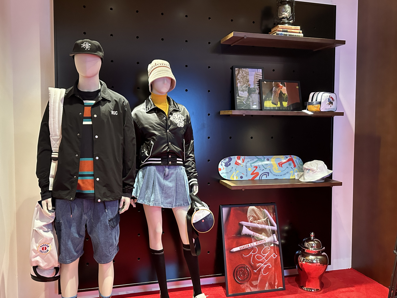서울 강남구의 LF 편집숍인 라움 웨스트에서 열린 랜덤골프클럽 팝업스토어에서 선보인 골프웨어 컬렉션 신주희 기자