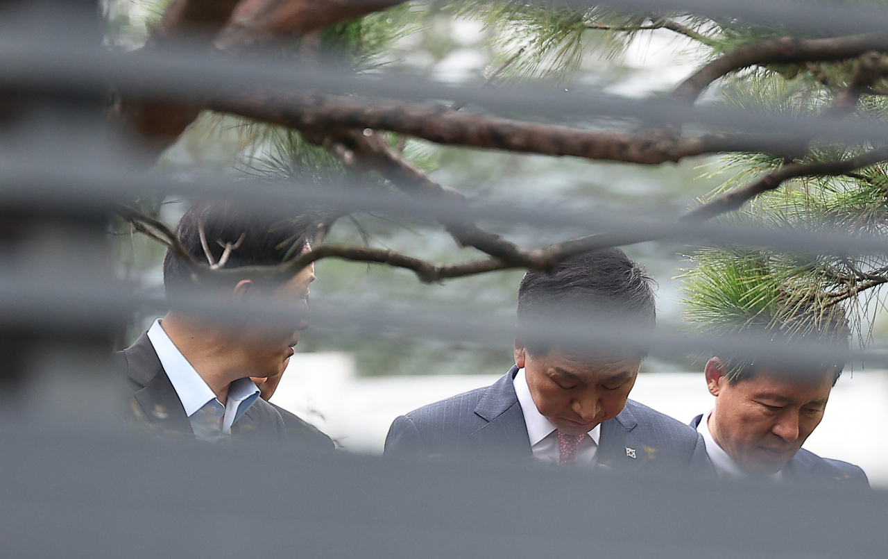 국민의힘 김기현 대표가 13일 오후 대구 달성군 박근혜 전 대통령 사저에서 박 전 대통령을 예방한 후 나오고 있다. [연합]
