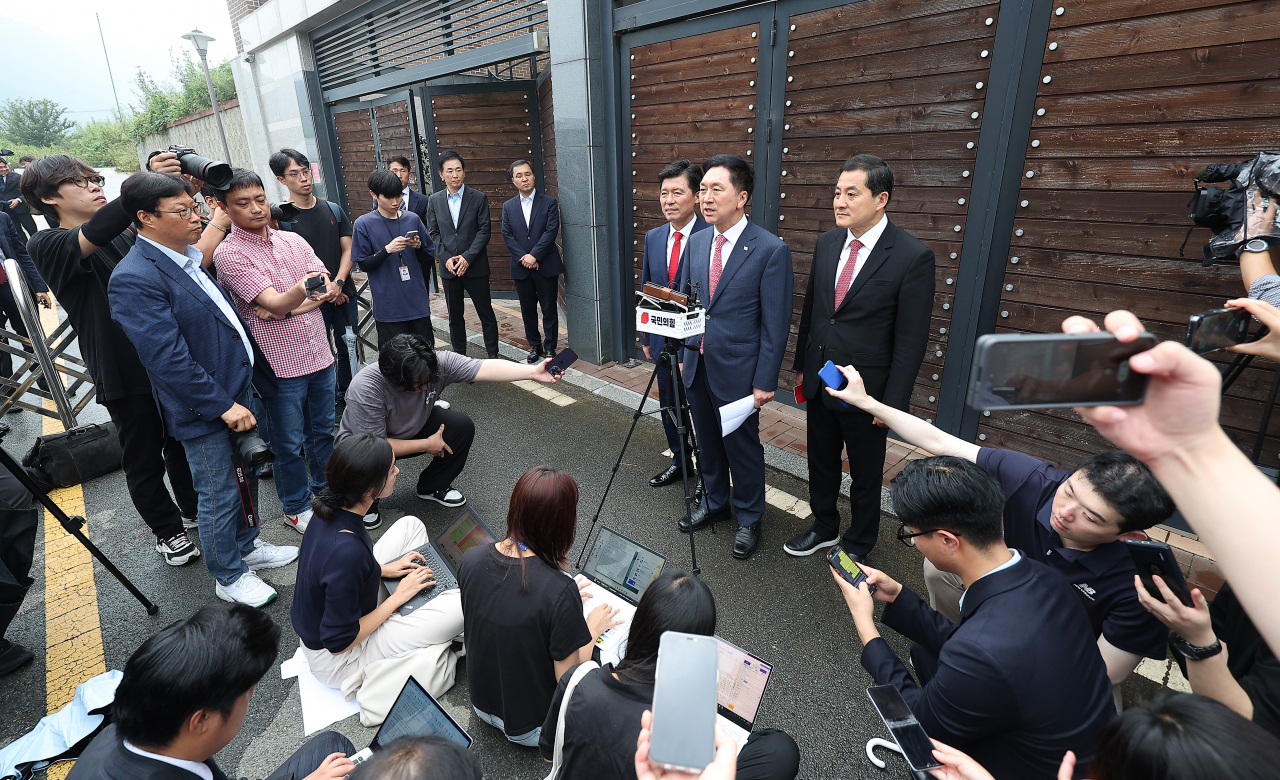 국민의힘 김기현 대표가 13일 오후 대구 달성군 박근혜 전 대통령 사저에서 박 전 대통령을 예방 후 기자들의 질문에 답하고 있다. [연합]