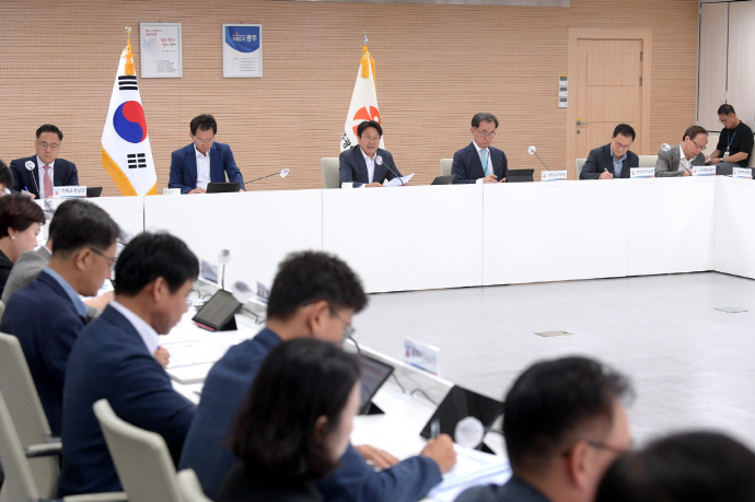강기정 광주광역시장이 13일 오전 시청 중회의실에서 열린 확대간부회의를 주재하고 있다.[광주시 제공]