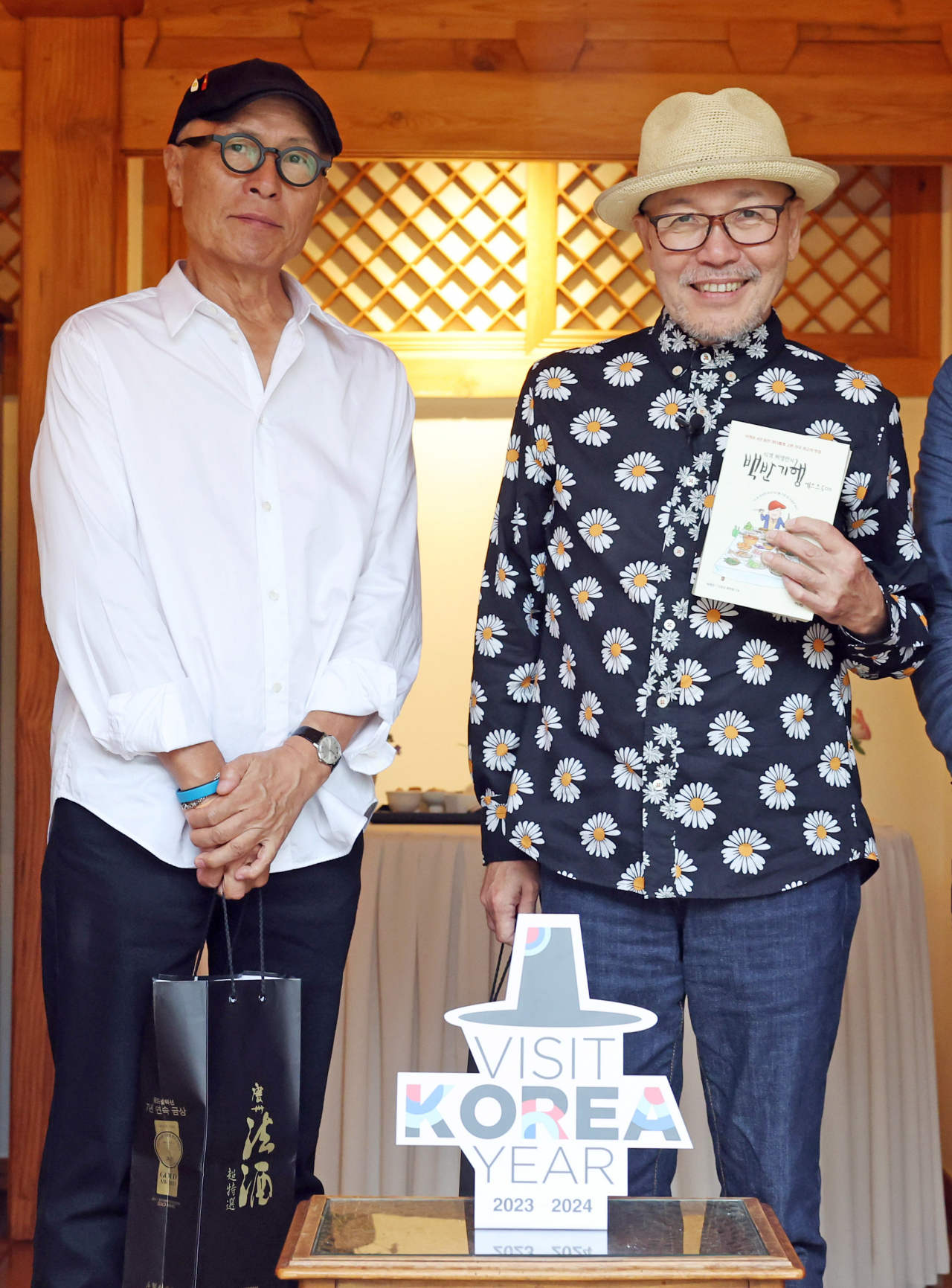 Huh Young-man (left), known for the Korean comic book series "Sikgaek," and Masayuki Kusumi, author of the Japanese series "The Solitary Gourmet," pose for photos during a meeting on Wednesday in Seoul. (Yonhap)